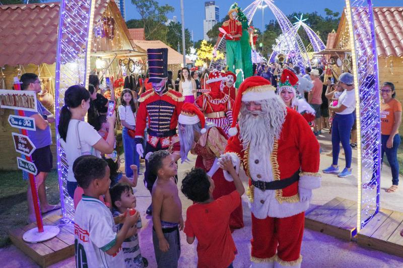 Labirinto De Natal Para Crianças Com Personagens De Papai Noel E